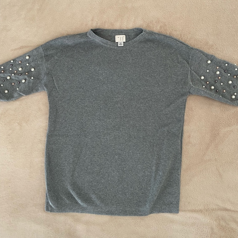 Short sleeve top with multi colored beads